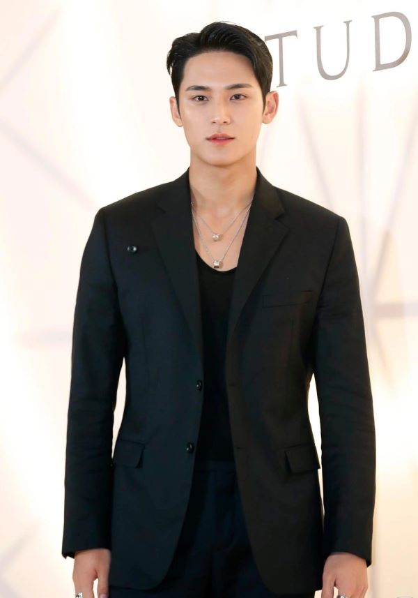 Mingyu khiến fan suýt xoa vì trông cực điển trai trong bộ suit đen