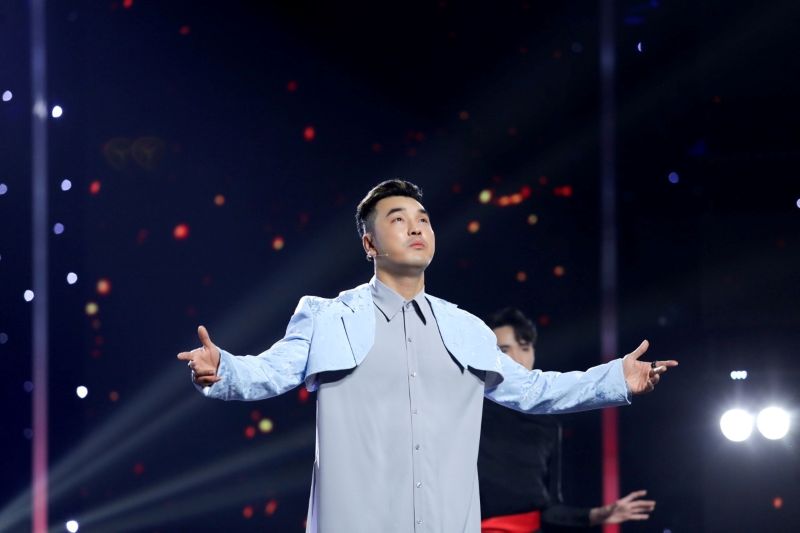 aca-si-ung-hoang-phuc-gap-su-co-san-khau