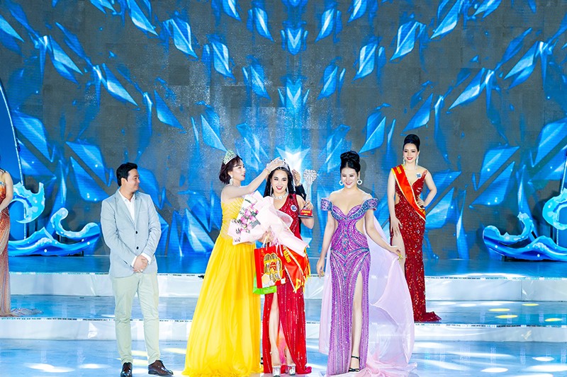 bnguyen-thi-minh-thu-dang-quang
